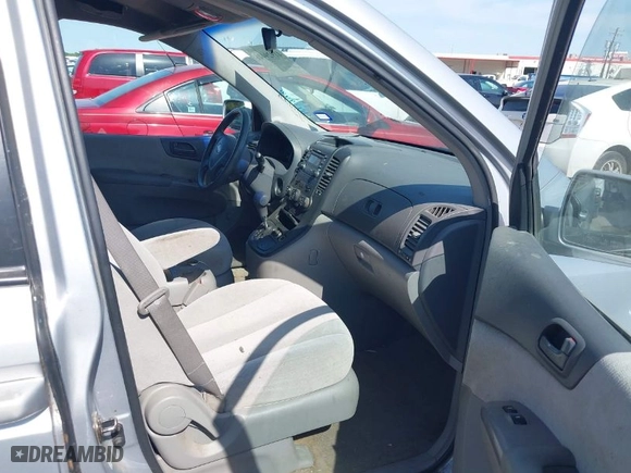 2006 Kia Sedona LX with VIN KNDMB233266036243, listed as a IAAI auction lot 41929441 with 202,851 mi miles. Bid and sale history available at carsss.com. Image 5.