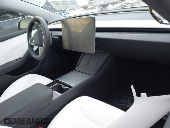 2024 Tesla Model 3 z VIN 5YJ3E1EA7RF866167, wystawiony jako IAAI lot #41785785 z przebiegiem 4 607 mil mil oraz . Historia ofert i sprzedaży dostępna na DreamBid. Obrazek 5.