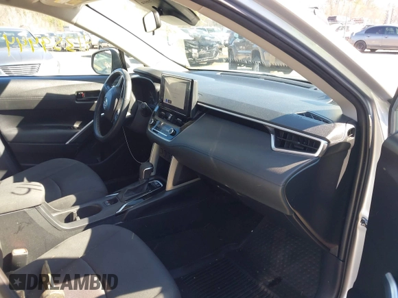 2023 Toyota Corolla Cross LE с VIN 7MUBAABG7PV045648, выставлен на аукционе IAAI как лот 41978724 с пробегом 60 950 миль миль и . История ставок и продаж доступна на DreamBid. Изображение 5.