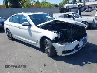 2018 BMW 5 Series 540i z VIN WBAJE5C53JWA98577, wystawiony jako IAAI lot #42206800 z przebiegiem 65 003 mil mil oraz . Historia ofert i sprzedaży dostępna na DreamBid. Obrazek 1.