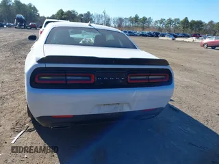 2019 Dodge Challenger R/T Scat Pack z VIN 2C3CDZFJ8KH662417, wystawiony jako IAAI lot #41880921 z przebiegiem 40 314 mil mil oraz . Historia ofert i sprzedaży dostępna na DreamBid. Obrazek 16.