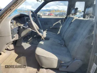 1989 Toyota Pickup DLX z VIN JT4VN13D0K0001910, wystawiony jako Copart lot #77413274 z przebiegiem 311 223 mil mil oraz Szkoda całkowita • Salvage title. Historia ofert i sprzedaży dostępna na DreamBid. Obrazek 7.