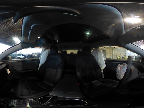 2025 Tesla Model 3 Long Range z VIN 5YJ3E1EA2SF909755, wystawiony jako IAAI lot #41667912 z przebiegiem 1 927 mil mil oraz . Historia ofert i sprzedaży dostępna na DreamBid. Obrazek 18.