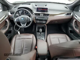 2021 BMW X1 xDrive28i z VIN WBXJG9C09M5T16797, wystawiony jako Copart lot #49322375 z przebiegiem 51 240 mil mil oraz Szkoda całkowita • Salvage title. Historia ofert i sprzedaży dostępna na DreamBid. Obrazek 8.