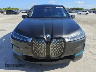 2024 BMW iX xDrive50 z VIN WB523CF05RCS00114, wystawiony jako Copart lot #56997255 z przebiegiem 12 548 mil mil oraz Tytuł czysty. Historia ofert i sprzedaży dostępna na DreamBid. Obrazek 5.