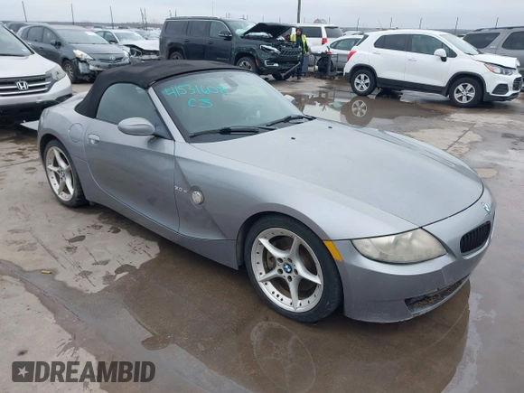 2006 BMW Z4 3.0si z VIN 4USBU53546LX01739, wystawiony jako IAAI lot #41531608 z przebiegiem 79 376 mil mil oraz . Historia ofert i sprzedaży dostępna na DreamBid. Obrazek 1.