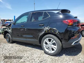 2023 Buick Encore GX Preferred z VIN KL4MMCSL1PB149704, wystawiony jako Copart lot #55058575 z przebiegiem 22 869 mil mil oraz Czysty tytuł • Clean title. Historia ofert i sprzedaży dostępna na DreamBid. Obrazek 2.