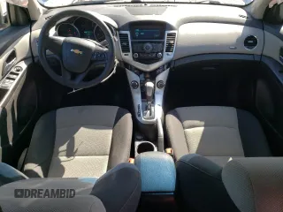 2015 Chevrolet Cruze LS z VIN 1G1PA5SH3F7217319, wystawiony jako Copart lot #48901504 z przebiegiem 133 266 mil mil oraz Szkoda całkowita • Salvage title. Historia ofert i sprzedaży dostępna na DreamBid. Obrazek 8.