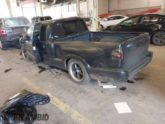 2000 Chevrolet S-10 LS with VIN 1GCCS1955Y8223949, listed as a IAAI auction lot 41795316 with 156,127 mi miles. Bid and sale history available at carsss.com. Image 3.