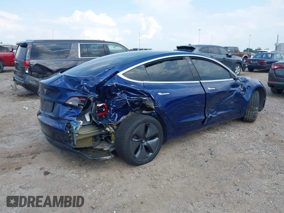 2019 Tesla Model 3 Mid Range z VIN 5YJ3E1EA8KF308947, wystawiony jako IAAI lot #39617997 z przebiegiem 70 831 mil mil oraz . Historia ofert i sprzedaży dostępna na DreamBid. Obrazek 4.