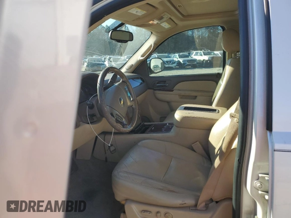 2010 Chevrolet Tahoe LTZ z VIN 1GNUCCE07AR209260, wystawiony jako Copart lot #89084135 z przebiegiem 286 975 mil mil oraz Szkoda całkowita • Salvage title. Historia ofert i sprzedaży dostępna na DreamBid. Obrazek 7.