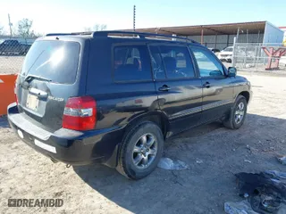 2006 Toyota Highlander w/3rd Row with VIN JTEDP21A560107601, listed as a IAAI auction lot 41306059 with 223,510 mi miles. Bid and sale history available at carsss.com. Image 4.