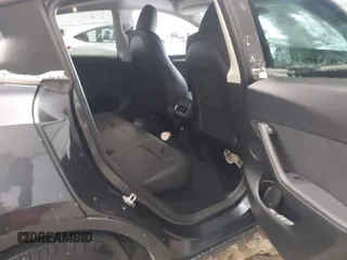 2025 Tesla Model Y Long Range z VIN 7SAYGDED3SF269554, wystawiony jako IAAI lot #41363465 z przebiegiem 883 mil mil oraz . Historia ofert i sprzedaży dostępna na DreamBid. Obrazek 8.