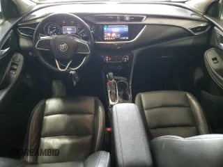 2020 Buick Encore GX Essence z VIN KL4MMFSL4LB095343, wystawiony jako Copart lot #47277695 z przebiegiem 135 502 mil mil oraz Czysty tytuł • Clean title. Historia ofert i sprzedaży dostępna na DreamBid. Obrazek 8.