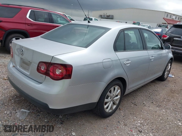 2010 Volkswagen Jetta Limited Edition z VIN 3VWRX7AJ3AM096995, wystawiony jako IAAI lot #41710936 z przebiegiem 120 875 mil mil oraz . Historia ofert i sprzedaży dostępna na DreamBid. Obrazek 4.