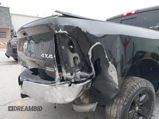 2017 Ram 1500 SLT z VIN 1C6RR7GG7HS704583, wystawiony jako IAAI lot #41080645 z przebiegiem 100 965 mil mil oraz . Historia ofert i sprzedaży dostępna na DreamBid. Obrazek 6.