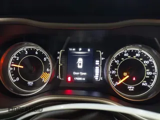 2014 Jeep Cherokee Latitude z VIN 1C4PJMCB0EW291782, wystawiony jako IAAI lot #42124092 z przebiegiem 170 265 mil mil oraz . Historia ofert i sprzedaży dostępna na DreamBid. Obrazek 7.