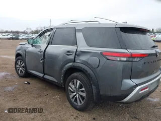2024 Nissan Pathfinder SL z VIN 5N1DR3CC8RC233291, wystawiony jako IAAI lot #42006096 z przebiegiem 21 839 mil mil oraz . Historia ofert i sprzedaży dostępna na DreamBid. Obrazek 3.
