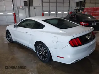 2016 Ford Mustang EcoBoost z VIN 1FA6P8TH9G5232220, wystawiony jako IAAI lot #42175822 z przebiegiem 181 414 mil mil oraz . Historia ofert i sprzedaży dostępna na DreamBid. Obrazek 3.