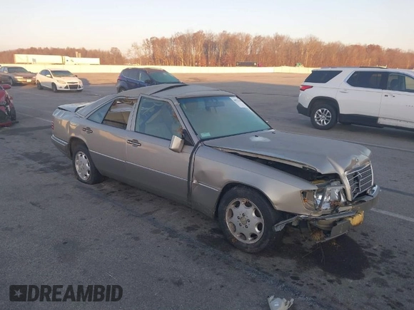 1994 Mercedes-Benz 400 with VIN WDBEA34E4RC015119, listed as a IAAI auction lot 40933590 with 77,554 mi miles. Bid and sale history available at carsss.com. Image 1.