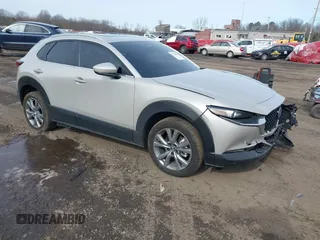 2024 Mazda CX-30 S Carbon Edition z VIN 3MVDMBCM0RM681320, wystawiony jako IAAI lot #41608180 z przebiegiem 5 474 mil mil oraz . Historia ofert i sprzedaży dostępna na DreamBid. Obrazek 1.