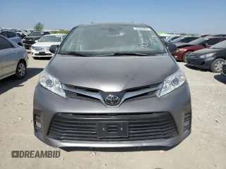 2020 Toyota Sienna LE z VIN 5TDJZ3DC3LS234165, wystawiony jako Copart lot #62364964 z przebiegiem 56 946 mil mil oraz Szkoda całkowita • Salvage title. Historia ofert i sprzedaży dostępna na DreamBid. Obrazek 5.