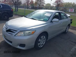 2011 Toyota Camry LE z VIN 4T1BF3EK2BU605745, wystawiony jako IAAI lot #42025820 z przebiegiem 156 094 mil mil oraz . Historia ofert i sprzedaży dostępna na DreamBid. Obrazek 2.