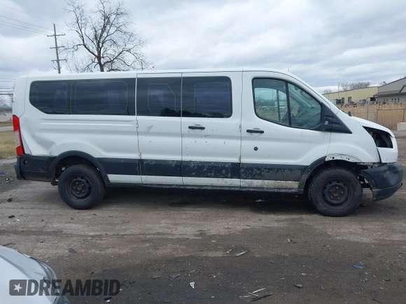 2019 Ford Transit Passenger XL z VIN 1FBZX2ZM7KKA47090, wystawiony jako IAAI lot #41823708 z przebiegiem 236 058 mil mil oraz . Historia ofert i sprzedaży dostępna na DreamBid. Obrazek 13.