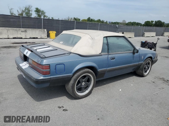 1988 Ford Mustang z VIN 1FABP44A1JF228656, wystawiony jako Copart lot #49451215 z przebiegiem 42 754 mil mil oraz Czysty tytuł • Clean title. Historia ofert i sprzedaży dostępna na DreamBid. Obrazek 3.
