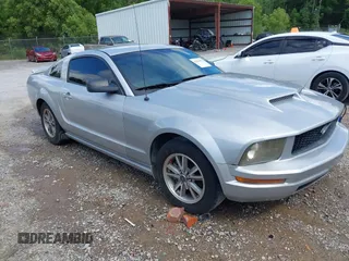 2005 Ford Mustang Deluxe z VIN 1ZVFT80N855148982, wystawiony jako IAAI lot #42251052 z przebiegiem 227 266 mil mil oraz . Historia ofert i sprzedaży dostępna na DreamBid. Obrazek 1.