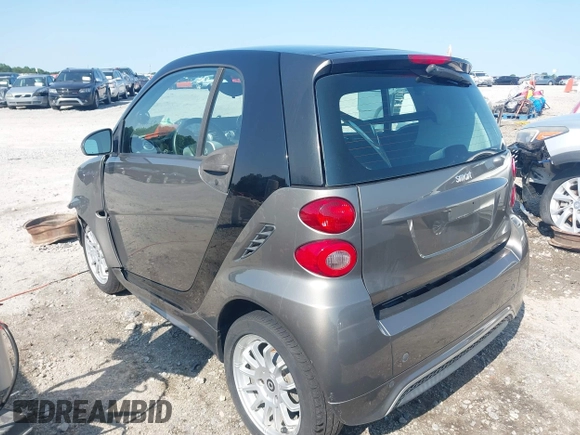 2013 Smart fortwo Pure z VIN WMEEJ3BA2DK697614, wystawiony jako IAAI lot #42405542 z przebiegiem 192 027 mil mil oraz . Historia ofert i sprzedaży dostępna na DreamBid. Obrazek 3.