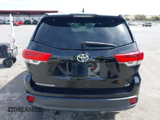 2018 Toyota Highlander LE z VIN 5TDZZRFH2JS276211, wystawiony jako IAAI lot #41799446 z przebiegiem 121 635 mil mil oraz . Historia ofert i sprzedaży dostępna na DreamBid. Obrazek 16.