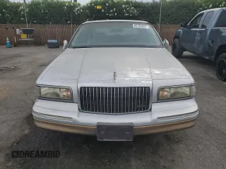 1996 Lincoln Town Car Signature z VIN 1LNLM82W7TY700245, wystawiony jako Copart lot #68186004 z przebiegiem 134 509 mil mil oraz Czysty tytuł • Clean title. Historia ofert i sprzedaży dostępna na DreamBid. Obrazek 5.