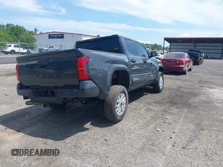 2024 Toyota Tacoma SR5 z VIN 3TYKB5FN0RT013249, wystawiony jako IAAI lot #42182507 z przebiegiem 8 373 mil mil oraz . Historia ofert i sprzedaży dostępna na DreamBid. Obrazek 4.