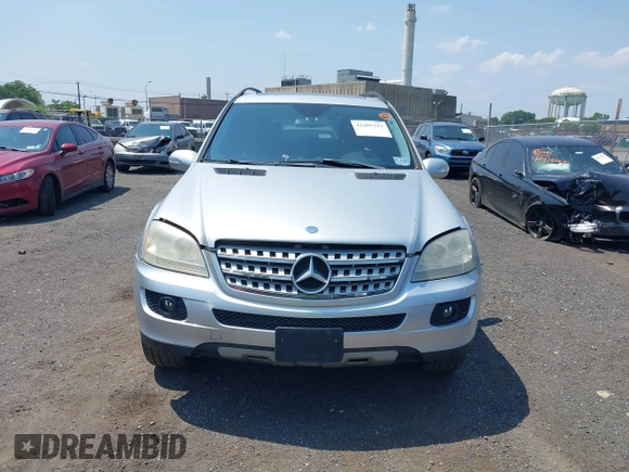 2006 Mercedes-Benz M 350 z VIN 4JGBB86E76A080125, wystawiony jako IAAI lot #42485293 z przebiegiem 118 640 mil mil oraz . Historia ofert i sprzedaży dostępna na DreamBid. Obrazek 6.