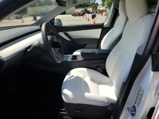 2022 Tesla Model Y Long Range z VIN 7SAYGDEE1NF354633, wystawiony jako Copart lot #55221835 z przebiegiem 53 821 mil mil oraz Szkoda całkowita • Salvage title. Historia ofert i sprzedaży dostępna na DreamBid. Obrazek 7.
