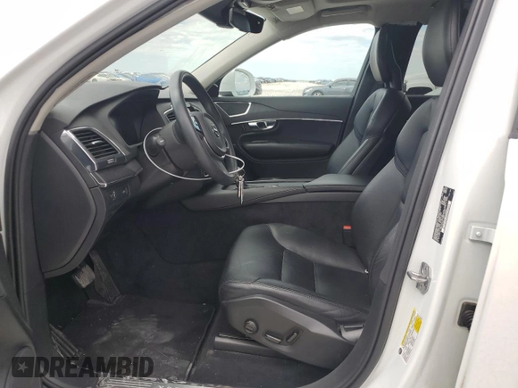 2020 Volvo XC90 Momentum with VIN YV4102CKXL1606866, listed as a Copart auction lot 70695284 with 43,686 mi miles and Salvage Title. Bid and sale history available at carsss.com. Image 7.