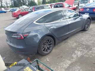 2018 Tesla Model 3 Long Range Battery z VIN 5YJ3E1EA2JF011588, wystawiony jako IAAI lot #42304226 z przebiegiem 56 819 mil mil oraz . Historia ofert i sprzedaży dostępna na DreamBid. Obrazek 4.