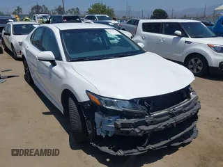 2018 Toyota Camry LE z VIN 4T1B11HK5JU007856, wystawiony jako IAAI lot #42531732 z przebiegiem 121 020 mil mil oraz . Historia ofert i sprzedaży dostępna na DreamBid. Obrazek 1.