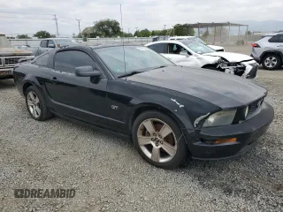 2005 Ford Mustang GT Deluxe z VIN 1ZVFT82H555212371, wystawiony jako Copart lot #55881535 z przebiegiem Nie podano mil oraz Czysty tytuł • Clean title. Historia ofert i sprzedaży dostępna na DreamBid. Obrazek 4.