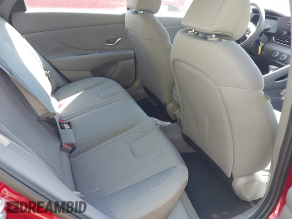 2025 Hyundai Elantra SE z VIN KMHLL4DG4SU856802, wystawiony jako IAAI lot #42102646 z przebiegiem 1 555 mil mil oraz . Historia ofert i sprzedaży dostępna na DreamBid. Obrazek 8.