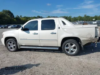 2013 Chevrolet Avalanche LTZ with VIN 3GNTKGE73DG377940, listed as a IAAI auction lot 40379669 with 91,815 mi miles. Bid and sale history available at carsss.com. Image 15.