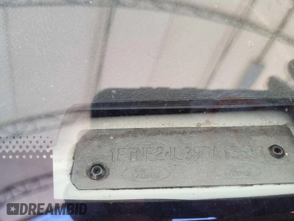 2009 Ford Econoline Cargo z VIN 1FTNE24L39DA13631, wystawiony jako IAAI lot #42563186 z przebiegiem 140 603 mil mil oraz . Historia ofert i sprzedaży dostępna na DreamBid. Obrazek 43.