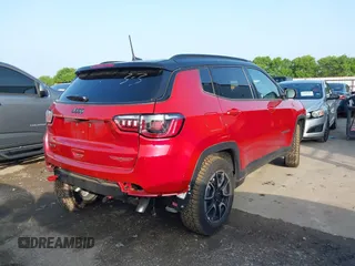 2025 Jeep Compass Trailhawk z VIN 3C4NJDDN0ST551132, wystawiony jako IAAI lot #41905784 z przebiegiem 1 573 mil mil oraz . Historia ofert i sprzedaży dostępna na DreamBid. Obrazek 4.