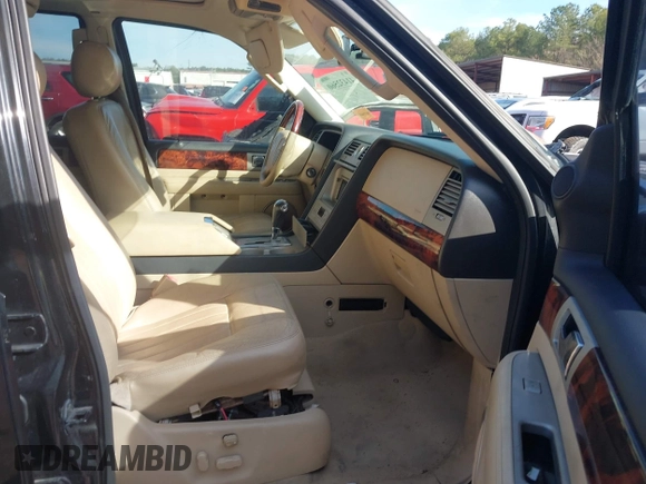 2005 Lincoln Navigator Luxury z VIN 5LMFU27515LJ24675, wystawiony jako IAAI lot #41432560 z przebiegiem Nie podano mil oraz . Historia ofert i sprzedaży dostępna na DreamBid. Obrazek 5.