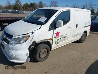 2015 Chevrolet City Express Cargo LS z VIN 3N63M0YN7FK725403, wystawiony jako IAAI lot #41613261 z przebiegiem 230 935 mil mil oraz . Historia ofert i sprzedaży dostępna na DreamBid. Obrazek 2.