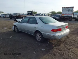 2000 Toyota Camry LE z VIN JT2BF28K6Y0282836, wystawiony jako IAAI lot #41799376 z przebiegiem 210 710 mil mil oraz . Historia ofert i sprzedaży dostępna na DreamBid. Obrazek 3.