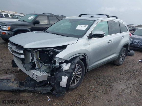 2019 Toyota Highlander SE with VIN 5TDJZRFH0KS608855, listed as a IAAI auction lot 41765566 with 30,228 mi miles. Bid and sale history available at carsss.com. Image 18.