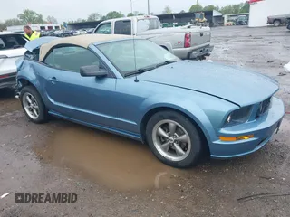 2005 Ford Mustang Deluxe z VIN 1ZVFT84N655195289, wystawiony jako IAAI lot #42182596 z przebiegiem 84 205 mil mil oraz . Historia ofert i sprzedaży dostępna na DreamBid. Obrazek 1.