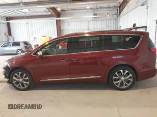 2020 Chrysler Pacifica Limited z VIN 2C4RC1GG8LR240673, wystawiony jako IAAI lot #41899834 z przebiegiem 83 504 mil mil oraz . Historia ofert i sprzedaży dostępna na DreamBid. Obrazek 15.